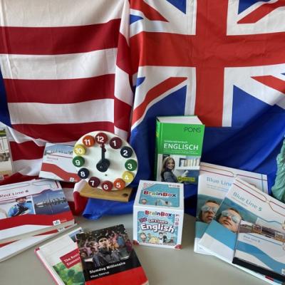 Englischbücher vor Flaggen
