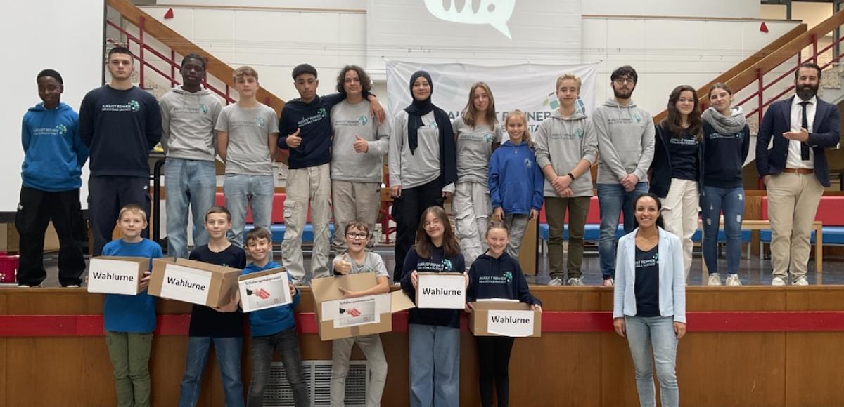 Gruppenbild aller Kandidat:innen, Wahlhelfer, Frau Seidel und Herr Ochs.