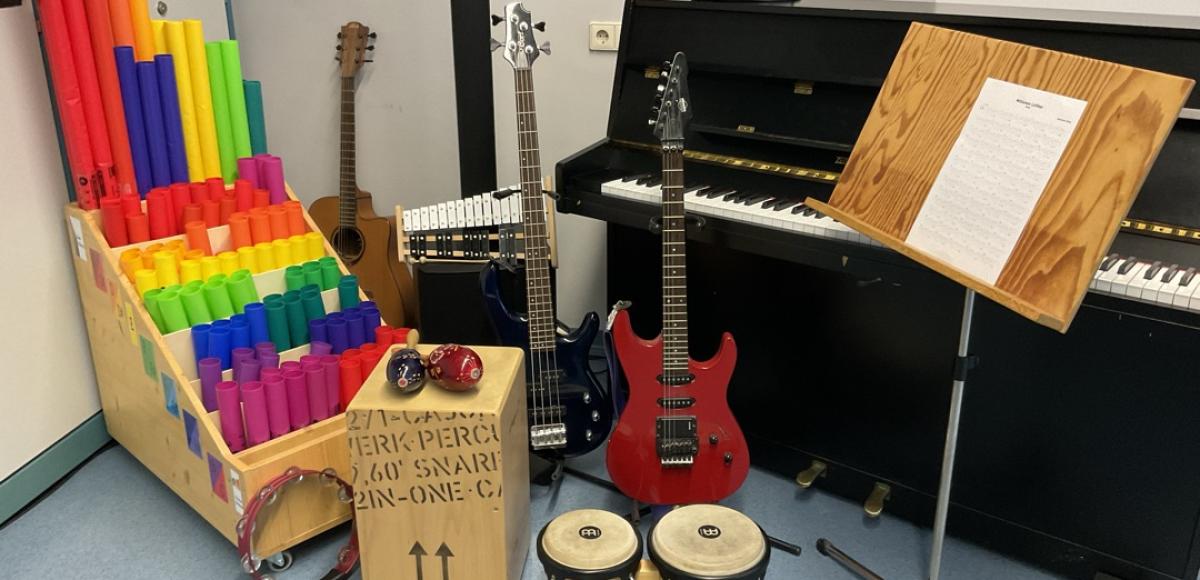 im Musikraum mit vielen unterschiedlichen Instrumenten
