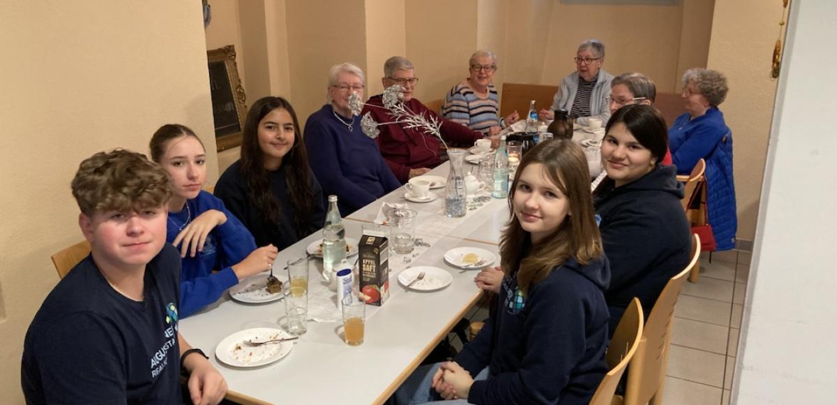 AES-Gruppe der 8b backt für Senioren