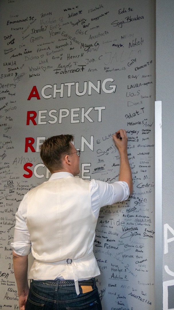 Unterschrift auf dem Wandbild „Einheit, Vielfalt und Zusammenhalt“